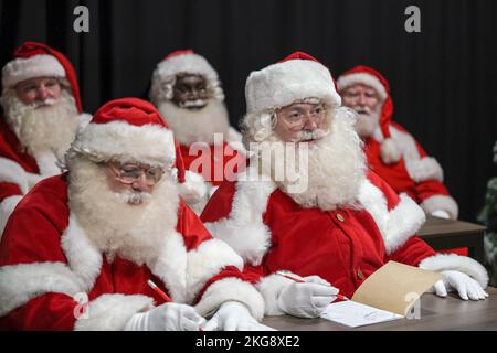 London, Großbritannien. 22.. November 2022. Darsteller bereiten sich auf die Santa School im Osten Londons an der einzigen echten britischen Ausbildungsschule für professionelle Santas und ihre Elfhelfer vor - derzeit in 26. Jahren. Die Schule sieht Santa Studenten erhalten alles, was sie über den Job wissen müssen, einschließlich Geschichte, Charakter, Kostüm, die Stimme, Make-up und – vor allem – Rollenspiel. Am Ende der anstrengenden Ausbildung gibt es einen Santa Graduation Day, an dem die Studenten ein Zertifikat erhalten, wenn sie bestanden haben. Kredit: Guy Corbishley/Alamy Live Nachrichten Stockfoto