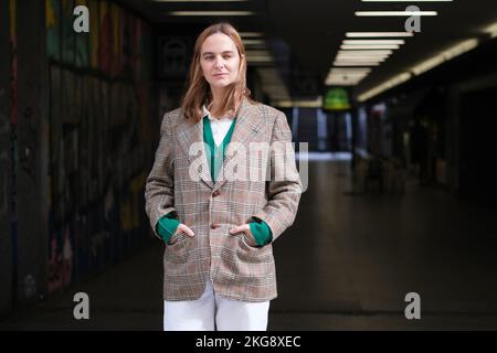 Madrid, Spanien. 22.. November 2022. Regisseur Andrea Bagney posiert während der Porträtsitzung in Madrid. (Foto: Atilano Garcia/SOPA Images/Sipa USA) Quelle: SIPA USA/Alamy Live News Stockfoto