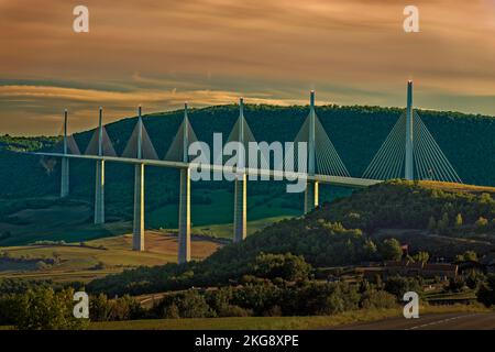 Das Viadukt von Millau führt über die Bundesstraße A75, bekannt als „La Meridienne“, das Tal des Flusses Tarn in Aveyron, Midi-Pyrenees, Frankreich Stockfoto