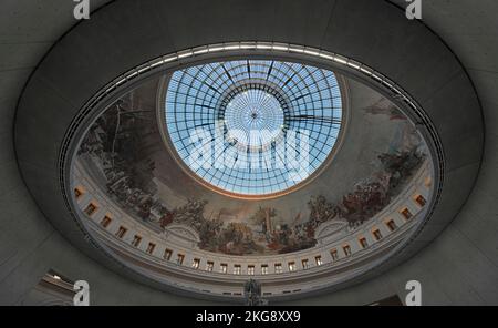 Gewölbtes Dach aus der unteren Ebene. Bourse de Commerce, Paris, Frankreich. Architekt: Tadao Ando , 2021. Stockfoto