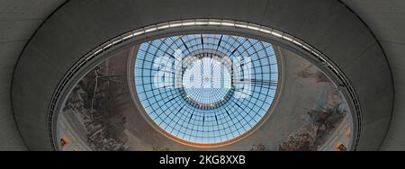 Gewölbtes Dach aus der unteren Ebene. Bourse de Commerce, Paris, Frankreich. Architekt: Tadao Ando , 2021. Stockfoto