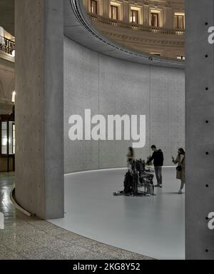 Rotunda Eingang im unteren Stockwerk. Bourse de Commerce, Paris, Frankreich. Architekt: Tadao Ando , 2021. Stockfoto