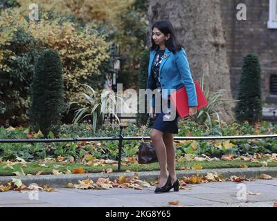 Downing Street, London, Großbritannien. 22.. November 2022. Außenministerin des Innenministeriums, Suella Braverman, kommt zur Kabinettssitzung in Downing Street Nr. 10. Kredit: Uwe Deffner/Alamy Live News Stockfoto