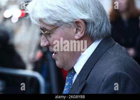 Downing Street, London, Großbritannien. 22.. November 2022. Der Staatsminister (Minister für Entwicklung) im Außen-, Commonwealth- und Entwicklungsbüro Andrew Mitchell kommt zum Kabinettstreffen in der Downing Street Nr. 10. Quelle: Uwe Deffner/Alamy Live News Stockfoto