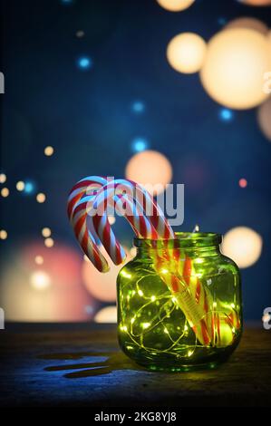 Ein Haufen Weihnachtskrüsseln und LED-Lichtstreifen im alten Glas Stockfoto