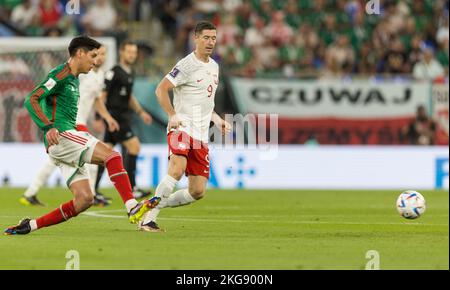 Doha, Katar. 22.. November 2022. 22.11.2022, Doha, pilka nozna, Mistrzostwa Swiata, Meksyk - Polska, N. z. Edson Alvarez (MEX), Robert Lewandowski (POL), fot. Tomasz Jastrzebowski/Foto Olimpik/Sipa USA -- 22.11.2022, Doha, Fußball, FIFA WM 2022, Mexiko - Polen, im Bild: Edson Alvarez (MEX), Robert Lewandowski (POL), fot. Tomasz Jastrzebowski/Foto Olimpik/Sipa USA Credit: SIPA USA/Alamy Live News Stockfoto