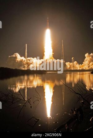 KENNEDY SPACE CE|NTRE, FLORIDA, USA - 16. November 2022 - Rakete des Space Launch System der NASA, die die Orion-Raumfahrzeuge transportiert, startet auf dem Artemis I fli Stockfoto
