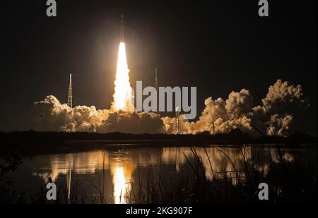 KENNEDY SPACE CE|NTRE, FLORIDA, USA - 16. November 2022 - Rakete des Space Launch System der NASA, die die Orion-Raumfahrzeuge transportiert, startet auf dem Artemis I fli Stockfoto