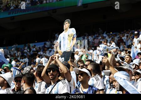 LUSAIL CITY - Argentinische Fans mit einem Bild von Diego Maradona während des FIFA World Cup Qatar 2022 Gruppe-C-Spiels zwischen Argentinien und Saudi-Arabien am 22. November 2022 im Lusail-Stadion in Lusail City, Katar. AP | Dutch Height | MAURICE OF STONE Credit: ANP/Alamy Live News Stockfoto