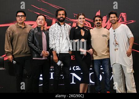 Kalkutta, Indien. 22.. November 2022. Bollywood-Schauspieler Varun Dhawan (R), Schauspielerin Kriti Sanon (3. Von rechts), Produzent Dinesh Vijan (L) und bengalischer Schauspieler Prosenjit Chatterjee (2. Von rechts) posieren für Fotos während einer Werbeveranstaltung ihres kommenden Films Bhediya am 22. November 2022 in Kalkutta. Der 2022 indisch-Hindi-sprachige Film von Amar Kaushik wird am 25. November 2022 erscheinen. (Foto von Sankhadeep Banerjee/NurPhoto) Quelle: NurPhoto/Alamy Live News Stockfoto