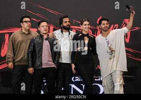 Kalkutta, Indien. 22.. November 2022. Bollywood-Schauspieler Varun Dhawan (R), Schauspielerin Kriti Sanon (zweiter von rechts) und Produzent Dinesh Vijan (L) posieren für Fotos während einer Werbeveranstaltung ihres kommenden Films Bhediya, am 22. November 2022 in Kalkutta. Der 2022 indisch-Hindi-sprachige Film von Amar Kaushik wird am 25. November 2022 erscheinen. (Foto von Sankhadeep Banerjee/NurPhoto) Quelle: NurPhoto/Alamy Live News Stockfoto