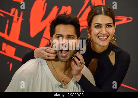 Kalkutta, Indien. 22.. November 2022. Bollywood-Schauspielerin Kriti Sanon (rechts) und Schauspieler Varun Dhawan (links) reagieren auf eine Werbeveranstaltung ihres kommenden Films Bhediya, am 22. November 2022 in Kalkutta, während sie mit den Medien sprechen. Der 2022 indisch-Hindi-sprachige Film von Amar Kaushik wird am 25. November 2022 erscheinen. (Foto von Sankhadeep Banerjee/NurPhoto) Quelle: NurPhoto/Alamy Live News Stockfoto