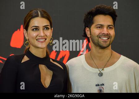 Kalkutta, Indien. 22.. November 2022. Bollywood-Schauspielerin Kriti Sanon (links) und Schauspieler Varun Dhawan (rechts) posieren für Fotos während einer Werbeveranstaltung ihres kommenden Films Bhediya am 22. November 2022 in Kalkutta. Der 2022 indisch-Hindi-sprachige Film von Amar Kaushik wird am 25. November 2022 erscheinen. (Foto von Sankhadeep Banerjee/NurPhoto) Quelle: NurPhoto/Alamy Live News Stockfoto