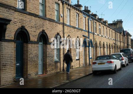 Saltaire, West Yorkshire, Großbritannien. Terrassenförmige Straße. Stockfoto