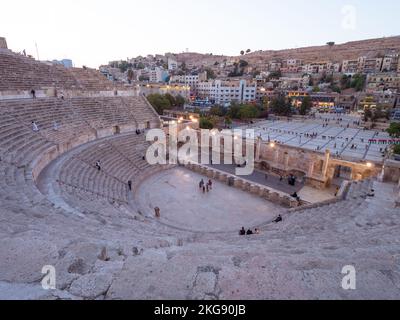 Malerische Aussicht auf die Ruinen der Altstadt, Details des berühmten historischen römischen Theaters, alte Struktur bei Sonnenuntergang in Jerash, Jordanien. Stockfoto