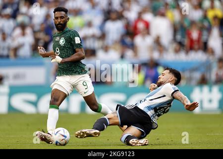 STADT LUSAIL - (l-r) Firas Al Buraikan aus Saudi-Arabien, Nicolas Otamendi aus Argentinien während des FIFA World Cup Qatar 2022 Gruppe C-Spiels zwischen Argentinien und Saudi-Arabien am 22. November 2022 im Lusail-Stadion in Lusail City, Katar. AP | Dutch Height | MAURICE OF STONE Credit: ANP/Alamy Live News Stockfoto