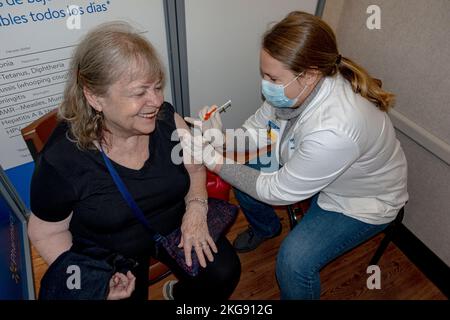 Frau, die den ersten Covid Booster in der Walmart-Apotheke erhält. Autsch! Fergus Falls, Minnesota, USA Stockfoto