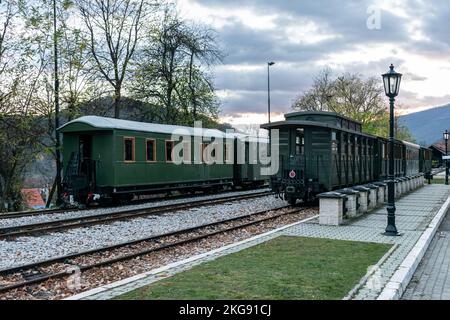 Sargan Acht-Weltkulturerbe-Eisenbahn, Mokra Gora Stockfoto
