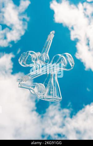 Verschiedene Laborglaswaren auf einem spiegelnden Hintergrund mit Himmelsreflexion. Konzept der modernen Biotechnologie Hintergrund, wissenschaftliche Laborforschung von Stockfoto