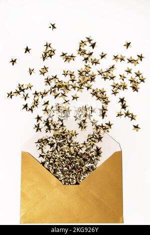 Goldene Sterne aus einem glänzenden Umschlag Stockfoto