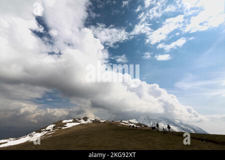 Wolken und Schnee auf dem Gipfel. Der Baldo ist 2.218 m hoch mit der Cima Valdritta, neben dem Gardasee. Die anderen Gipfel des Berges Baldo sind Monte Alti Stockfoto