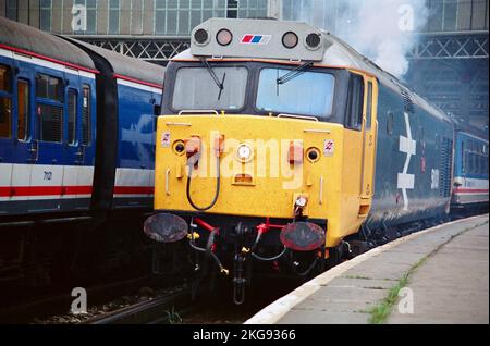 50031 Uhr „Hood“ Klasse 50 in London Waterloo mit 1V09, dem 09,10 Waterloo - Exeter Service, am 31.. Mai 1991 Stockfoto