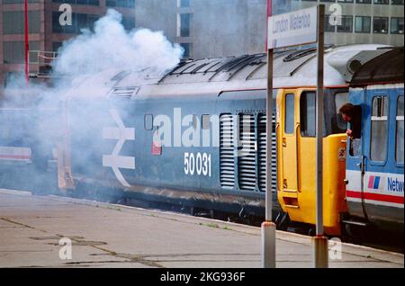 50031 Uhr 'Hood' Klasse 50, am 31.. Mai 1991 mit 1V09, dem 09,10 Waterloo - Exeter Service, beim Rauchen in London Waterloo gesehen Stockfoto