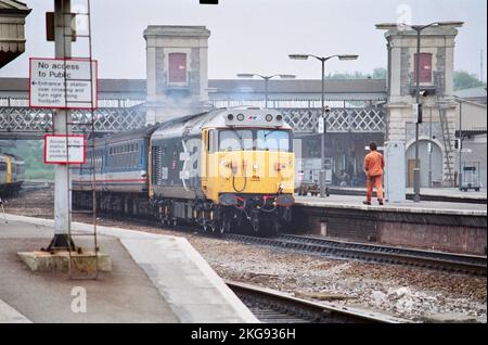 50031 'Hood' Klasse 50 gesehen in der Exeter Street Davids mit 5V09 – leerer Bestand aus dem 09,10 Waterloo – Exeter Service, 31.. Mai 1991 Stockfoto