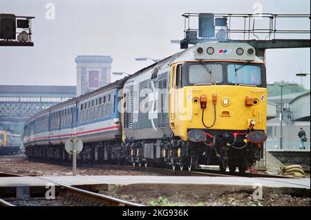 50031 'Hood' Klasse 50 gesehen, wie er sich in der Exeter Street wegbewegt Davids mit 5V09 – leerer Bestand aus dem 09,10 Waterloo – Exeter Service, 31.. Mai 1991 Stockfoto