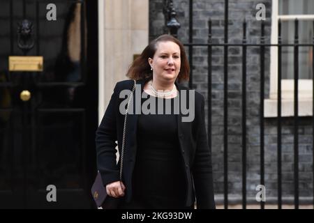 London, England, Großbritannien. 22.. November 2022. VICTORIA PRENTIS, Generalanwältin, bei einer Kabinettssitzung in der Downing Street, London. (Bild: © Thomas Krych/ZUMA Press Wire) Stockfoto