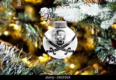 Neujahrs-Glaskugel mit der Flagge von Jolly Roger Pirates weiß vor einem bunten weihnachtlichen Hintergrund Stockfoto