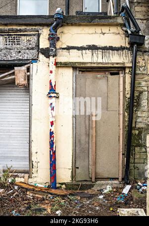 Vernachlässigtes und heruntergekommenes Gebäude in der Stadt Stockfoto