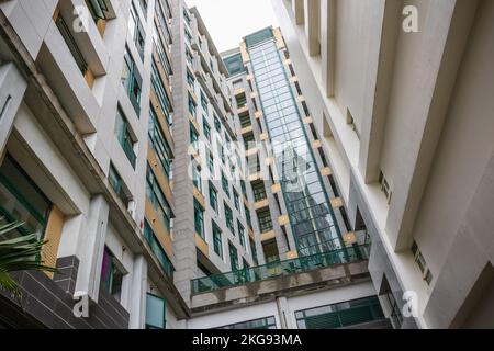 Blick in den niedrigen Winkel auf hohe Wohngebäude im Yilan County, Taiwan Stockfoto