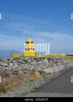 Der gelbe Hofdi-Leuchtturm in Reykjavik, Island Stockfoto