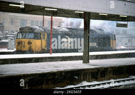 50031 Uhr „Hood“ Klasse 50 in London Waterloo während des Big Freeze im Februar 1991 Stockfoto