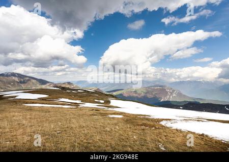 Das ist ein bisschen tiefer. Der Baldo ist 2.218 m hoch mit der Cima Valdritta, neben dem Gardasee. Die anderen Gipfel des Mount Baldo sind Monte Altissimo di N. Stockfoto