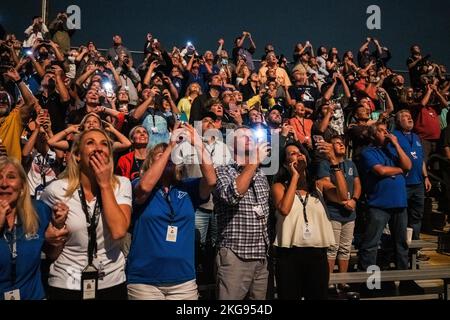 KENNEDY SPACE CE|NTRE, FLORIDA, USA - 16. November 2022 - die Besucher des Banana Creek Viewing Site warten auf den Start des NASA's Space Stockfoto