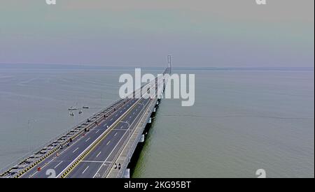 21. November 2022. Blick auf die Suramadu-Brücke in Surabaya, Indonesien. Stockfoto