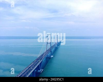 21. November 2022. Blick auf die Suramadu-Brücke in Surabaya, Indonesien. Stockfoto