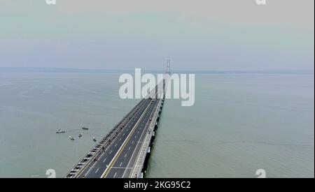 21. November 2022. Blick auf die Suramadu-Brücke in Surabaya, Indonesien. Stockfoto