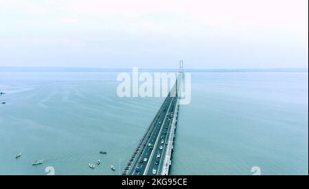 21. November 2022. Blick auf die Suramadu-Brücke in Surabaya, Indonesien. Stockfoto