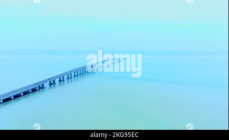 21. November 2022. Blick auf die Suramadu-Brücke in Surabaya, Indonesien. Stockfoto