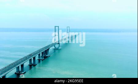 21. November 2022. Blick auf die Suramadu-Brücke in Surabaya, Indonesien. Stockfoto