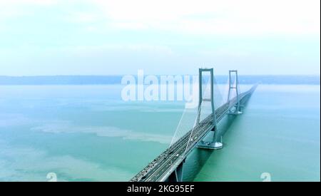 21. November 2022. Blick auf die Suramadu-Brücke in Surabaya, Indonesien. Stockfoto