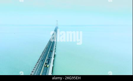 21. November 2022. Blick auf die Suramadu-Brücke in Surabaya, Indonesien. Stockfoto
