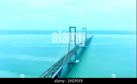 21. November 2022. Blick auf die Suramadu-Brücke in Surabaya, Indonesien. Stockfoto