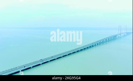 21. November 2022. Blick auf die Suramadu-Brücke in Surabaya, Indonesien. Stockfoto