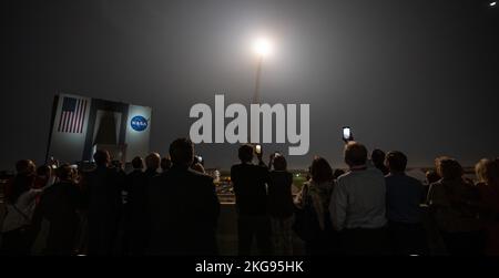 KENNEDY SPACE CE|NTRE, FLORIDA, USA - 16. November 2022 - die Besucher des Banana Creek Viewing Site warten auf den Start des NASA's Space Stockfoto