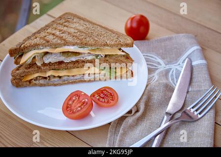 Rustikales, gesundes veganes Sandwich mit Austernpilzen und Gemüse. Richtige Ernährung Stockfoto