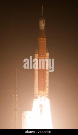 KENNEDY SPACE CE|NTRE, FLORIDA, USA - 16. November 2022 - Rakete des Space Launch System der NASA, die die Orion-Raumfahrzeuge transportiert, startet auf dem Artemis I fli Stockfoto